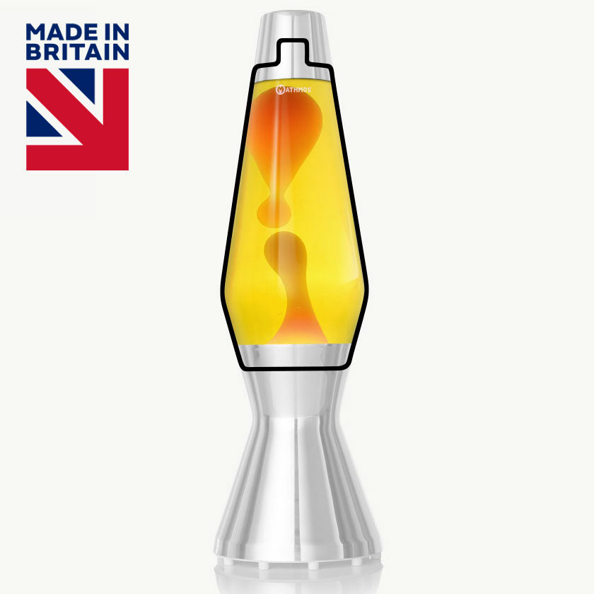 Bouteille de lampe à lave Mathmos Astro avec lave orange et liquide jaune sur fond blanc