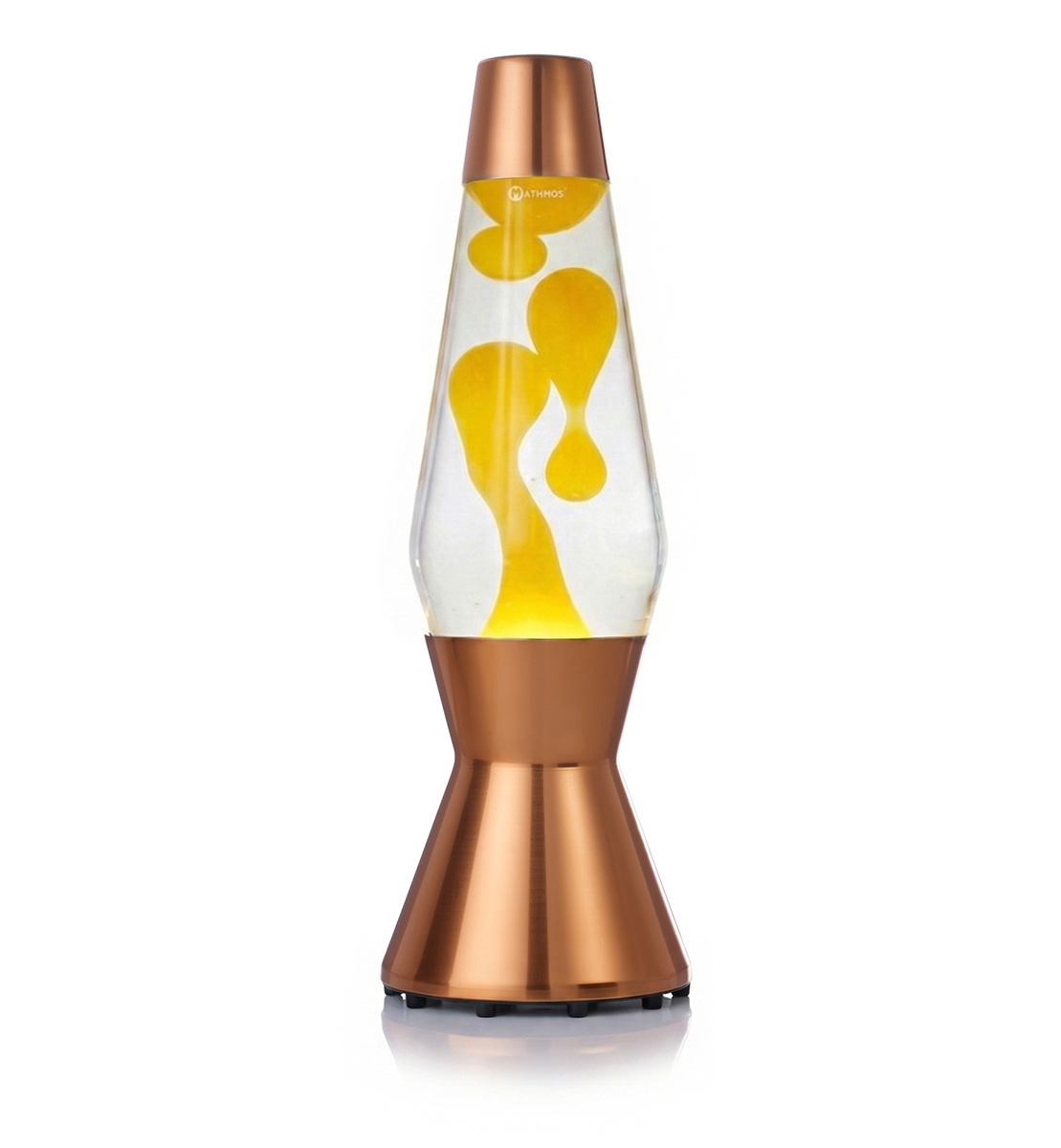 Lampe à lave Mathmos Astro avec lave jaune et liquide transparent dans un corps couleur cuivre sur fond blanc