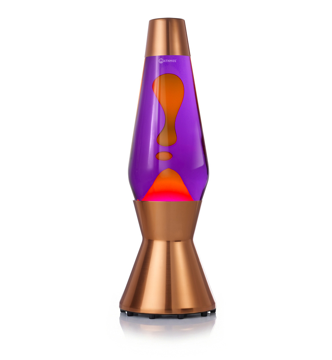 Lampe à lave Mathmos Astro avec lave orange et liquide violet dans un corps couleur cuivre sur fond blanc
