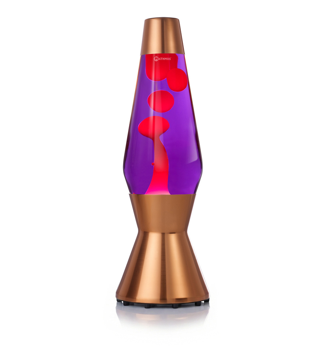 Lampe à lave Mathmos Astro avec lave rouge et liquide violet dans un corps couleur cuivre sur fond blanc