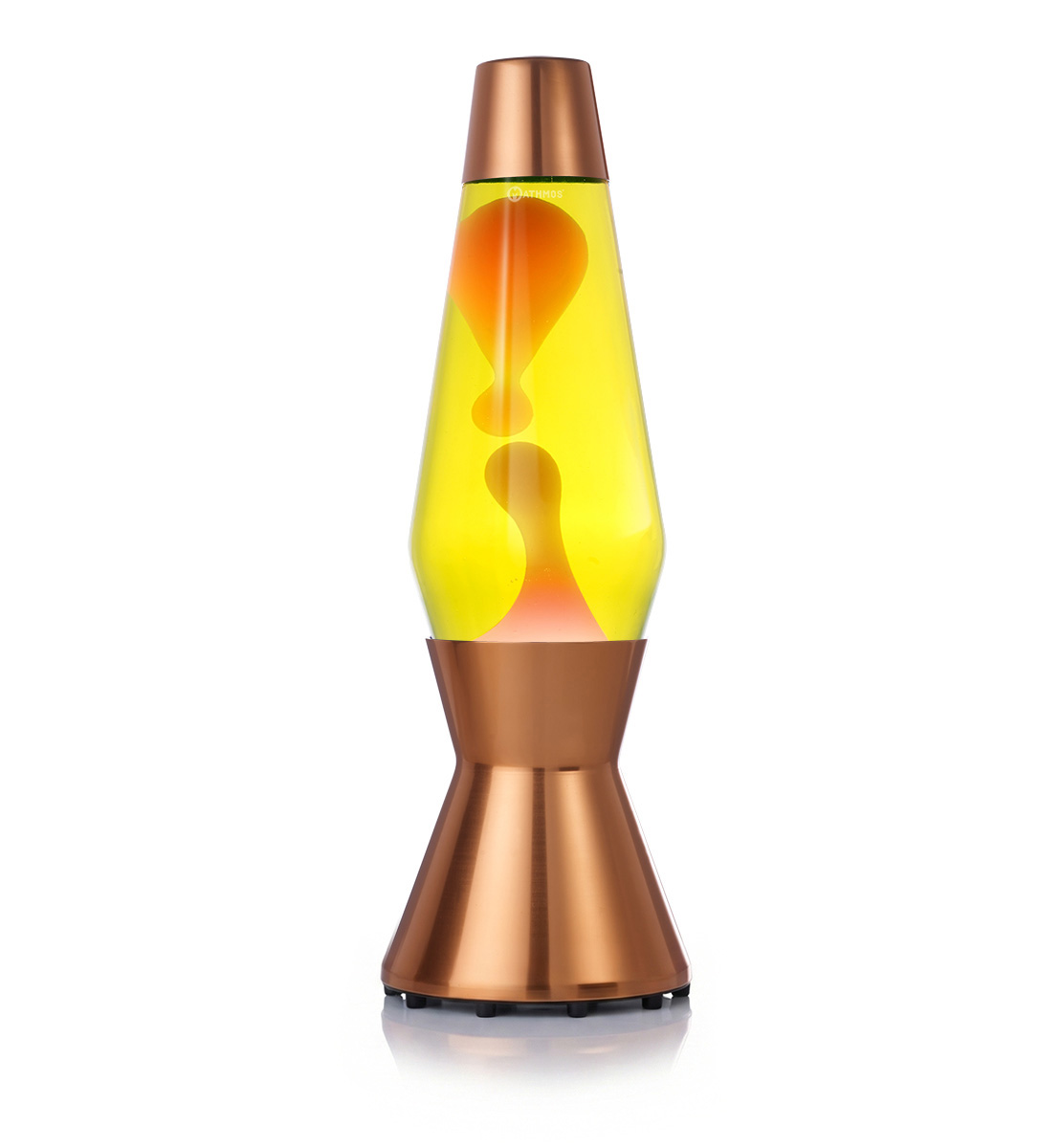 Lampe à lave Mathmos Astro avec lave orange et liquide jaune dans un corps couleur cuivre sur fond blanc