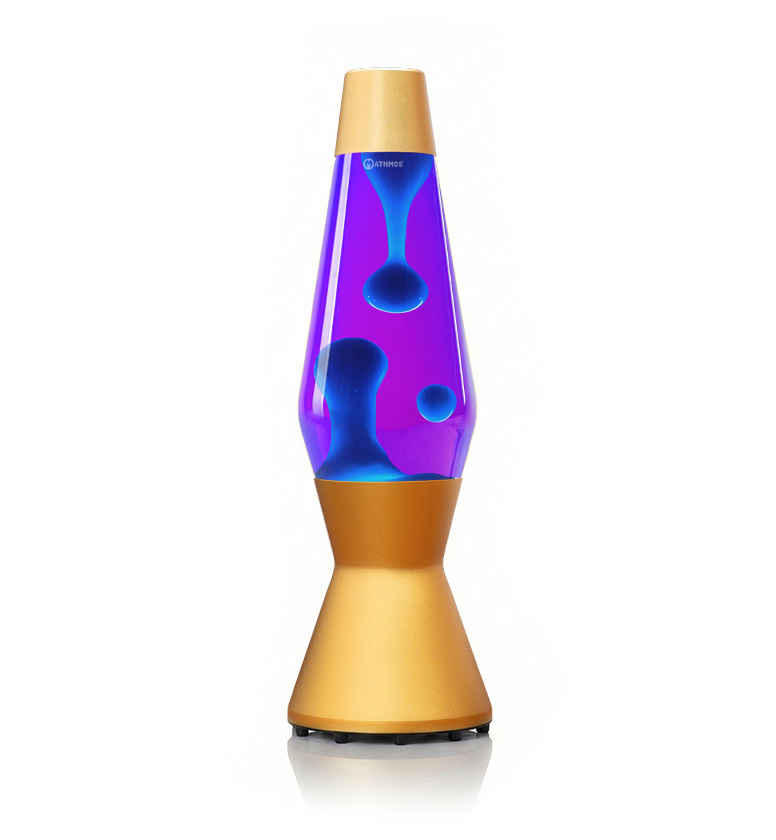 Lampe à lave dorée Mathmos Astro avec liquide violet et lave bleue sur fond blanc
