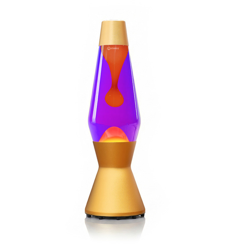Lampe à lave dorée Mathmos Astro avec liquide violet et lave orange sur fond blanc