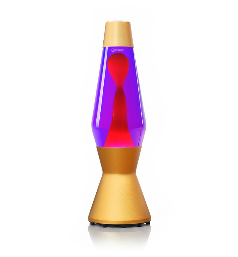 Lampe à lave dorée Mathmos Astro avec liquide violet et lave rouge sur fond blanc
