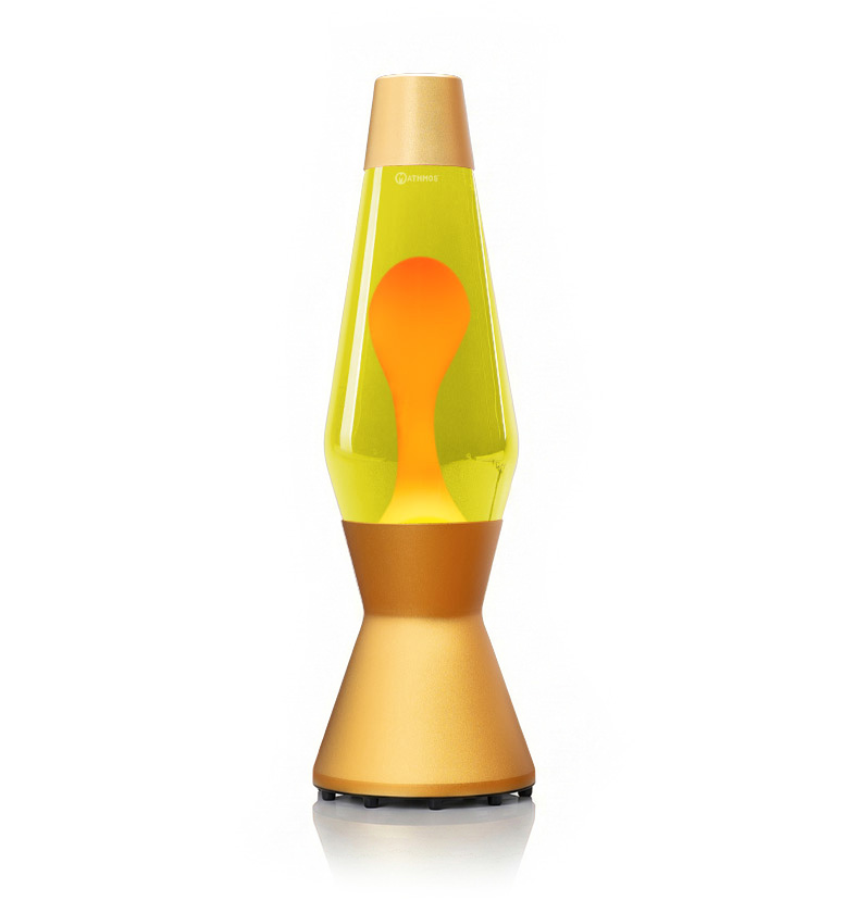 Lampe à lave dorée Mathmos Astro avec liquide jaune et lave orange sur fond blanc