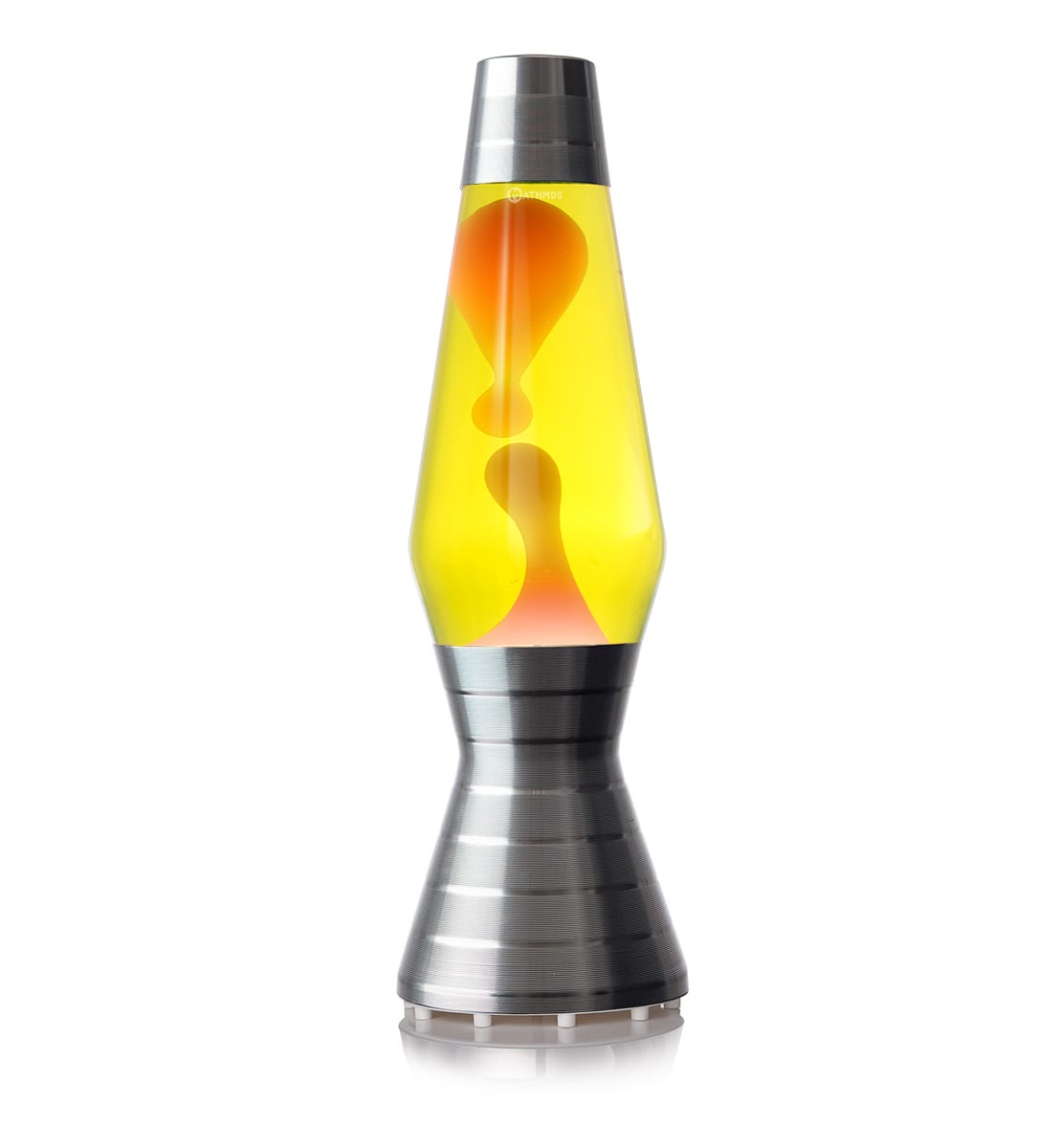 Lampe à lave en platine Mathmos Astro Vinyl avec liquide jaune et lave orange sur fond blanc