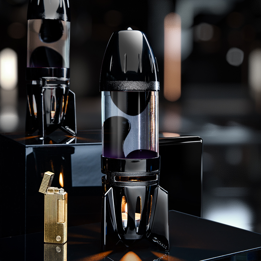 Lampe à lave à bougie noire en forme de fusée Mathmos Fireflow avec liquide transparent et lave noire sur fond sombre avec un briquet