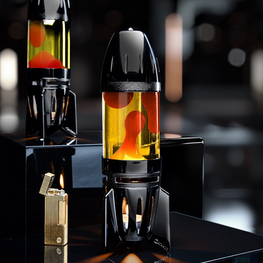 Lampe à lave à bougie noire Mathmos Fireflow avec liquide jaune et lave orange sur fond sombre