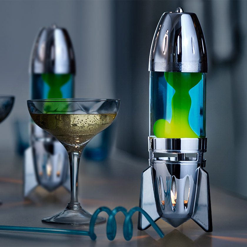 Lampe à lave à bougie Mathmos Fireflow avec corps argenté, liquide bleu et lave jaune, lampe à lave décorative et élégante dans un intérieur