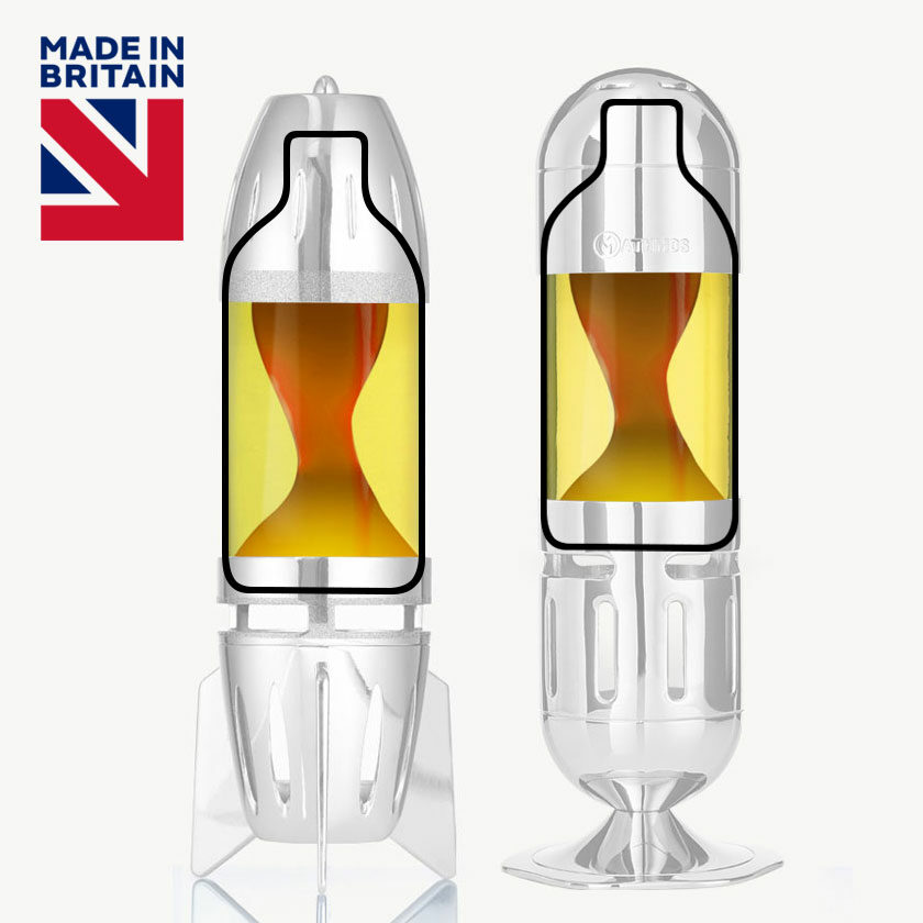 Bouteille de lampe à lave Mathmos jaune avec lave orange, représentée dans les contours des modèles Fireflow et Telstar avec le logo « Made in Britain »