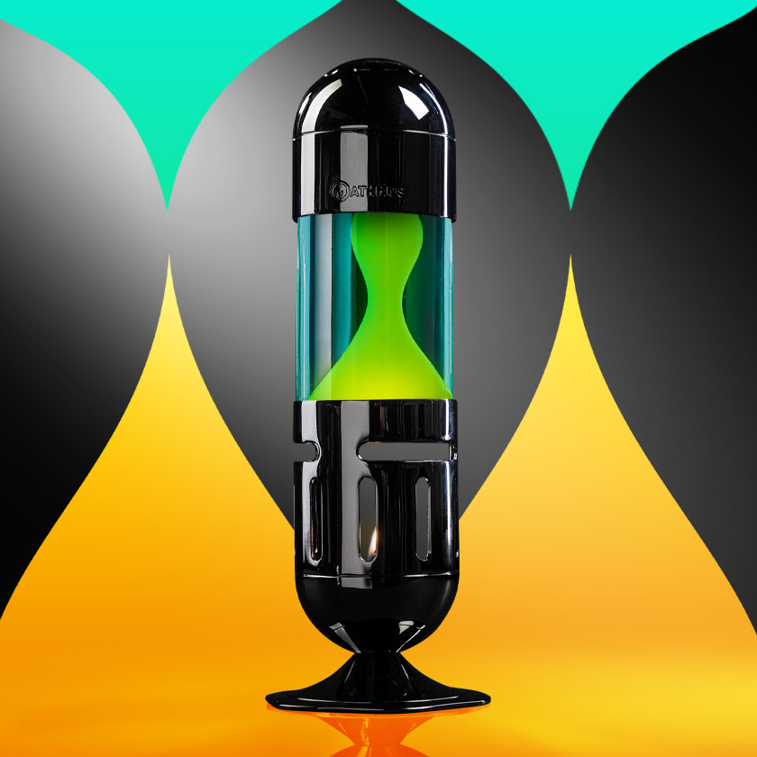 Une lampe à lave à bougie Mathmos Pod noire avec liquide bleu et lave jaune sur un fond graphique