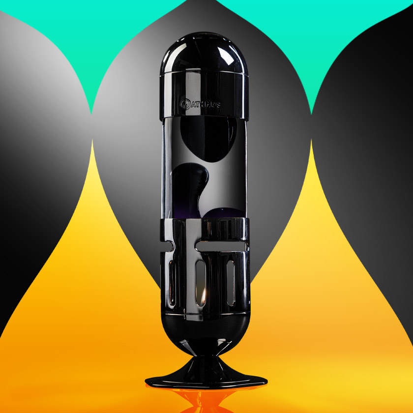 Une lampe à lave à bougie Mathmos Pod noire avec liquide transparent et lave noire sur un fond graphique