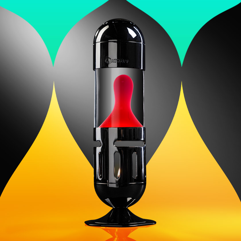 Une lampe à lave à bougie Mathmos Pod noire avec liquide transparent et lave rouge sur un fond graphique