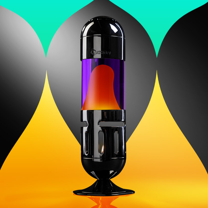 Une lampe à lave à bougie Mathmos Pod noire avec liquide violet et lave orange sur un fond graphique