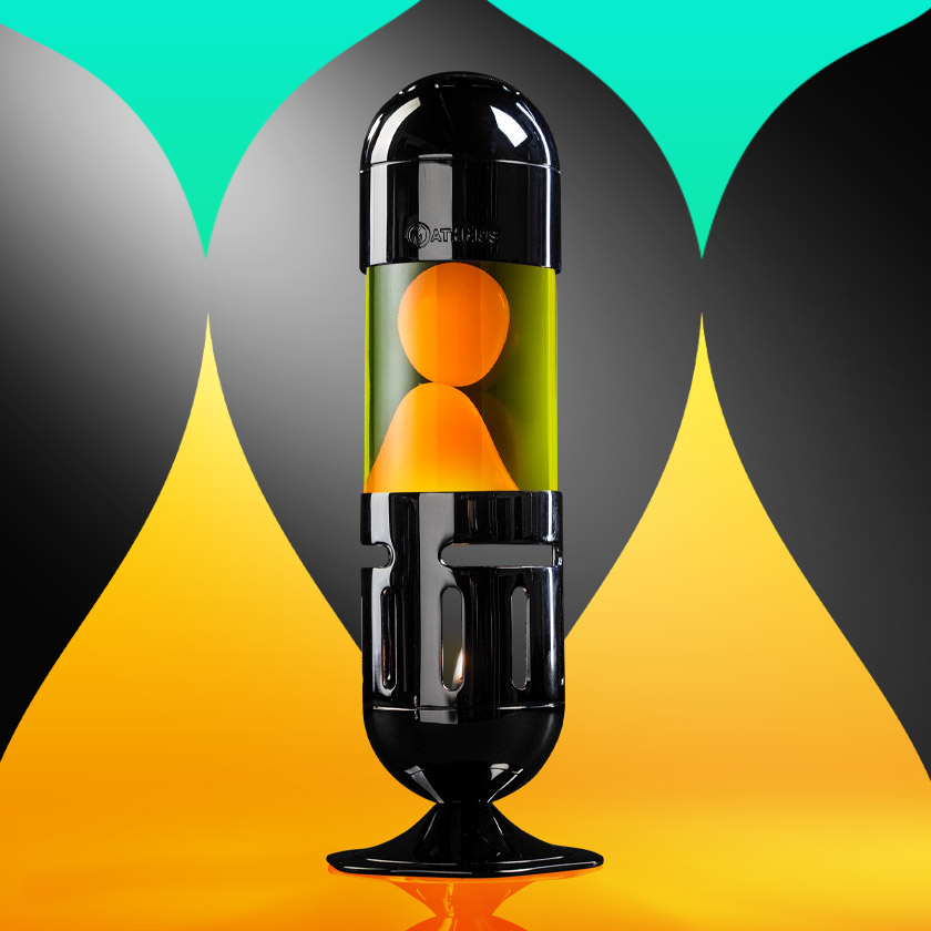 Une lampe à lave à bougie Mathmos Pod noire avec liquide jaune et lave orange sur un fond graphique