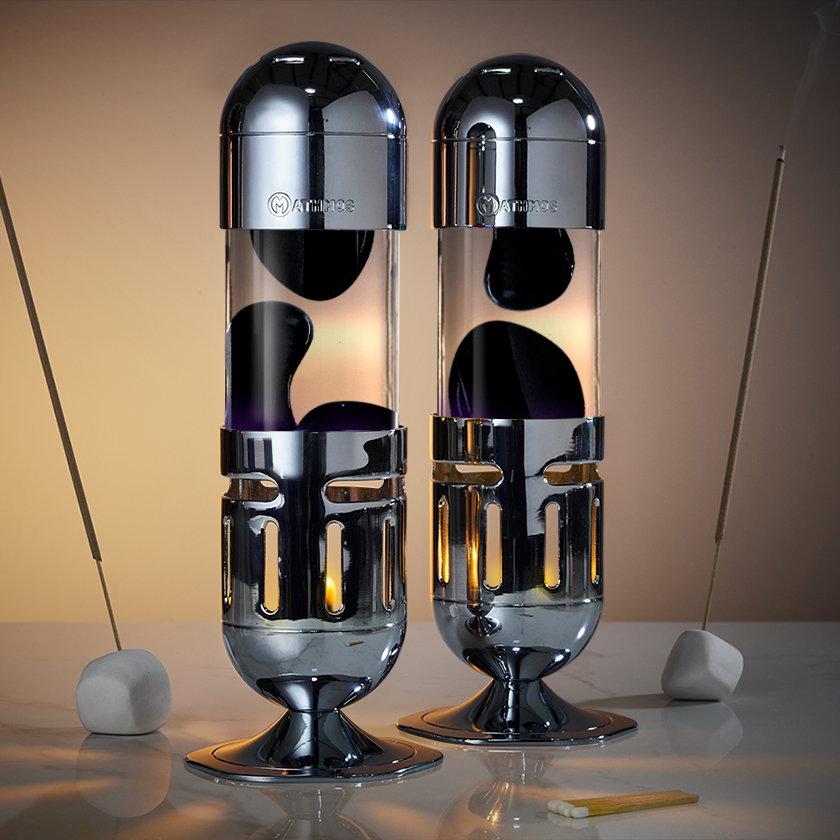 Deux lampes à lave à bougie Mathmos Pod chromées avec liquide transparent et lave noire et encens, lampe à lave mystique