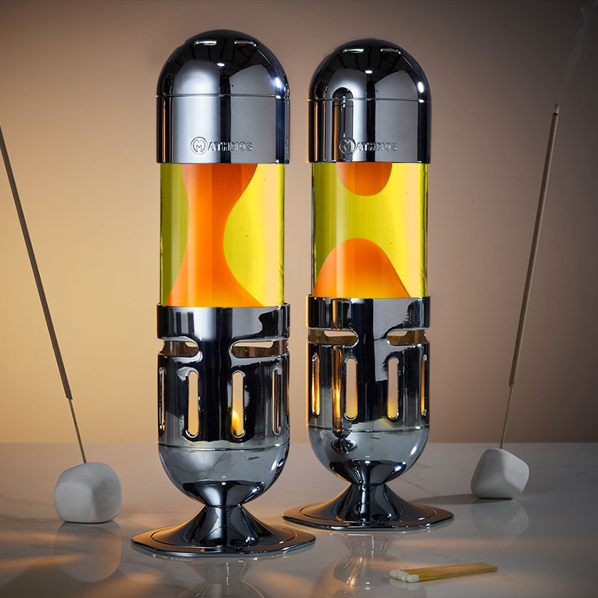 Deux lampes à lave à bougie Mathmos Pod chromées avec liquide jaune et lave orange et encens, lampe à lave enflammée