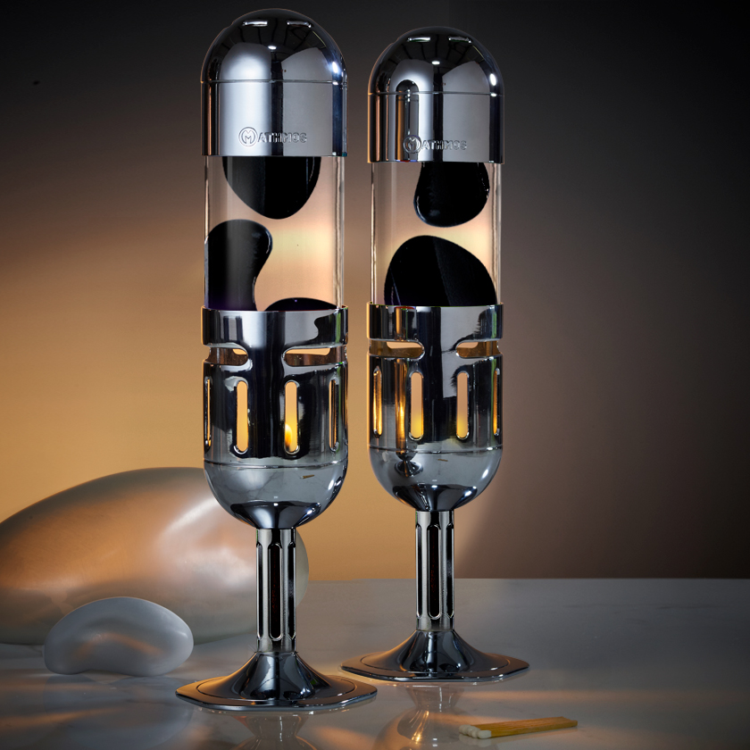 Deux lampes à lave à bougie Mathmos Pod chromées avec liquide transparent et lave noire