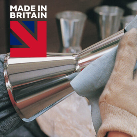 Polissage à la main de la base argentée de la lampe à lave Mathmos Astro Baby en usine avec l'inscription Made in Britain.