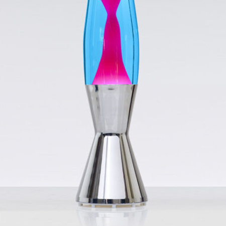 Détail de la base argentée de la lampe à lave Mathmos Astro Baby avec liquide bleu et lave rose sur fond blanc.