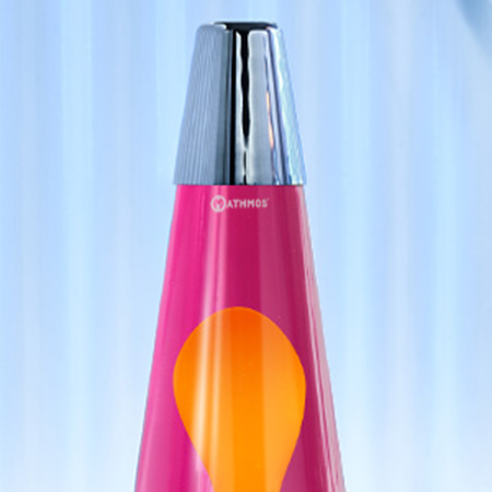 Détail du capuchon argenté et du logo de la lampe à lave Mathmos Astro Baby avec liquide rose et lave orange sur un fond à rayures bleues.