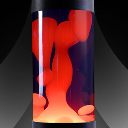 Plan rapproché d'une lampe à lave noire Mathmos Rokit en forme de fusée avec liquide violet et lave rouge sur un fond sombre.