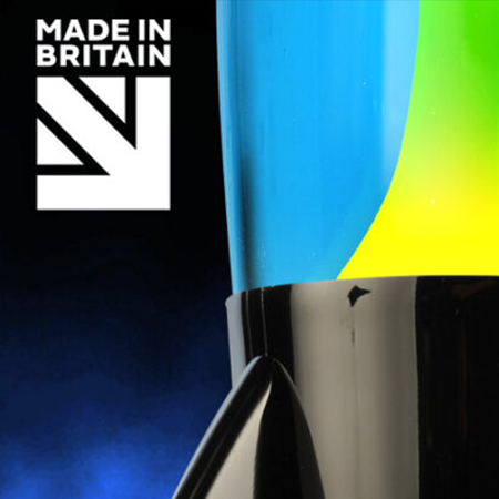 Lampe à lave noire Mathmos Telstar en forme de fusée avec liquide bleu et vert et l'inscription Made in Britain sur fond sombre.