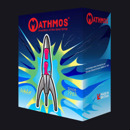 Boîte bleue originale de la lampe à lave en forme de fusée Mathmos Telstar avec l'inscription Made in Britain Since 1963 sur fond sombre.